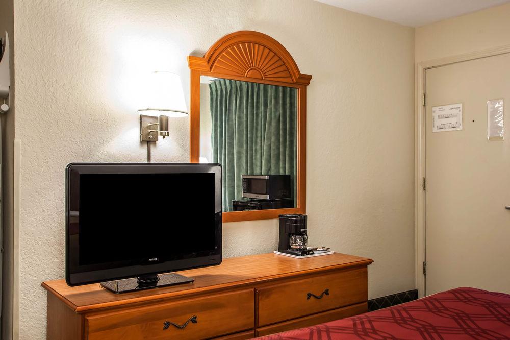 Economy Inn & Suites هانيبال المظهر الخارجي الصورة