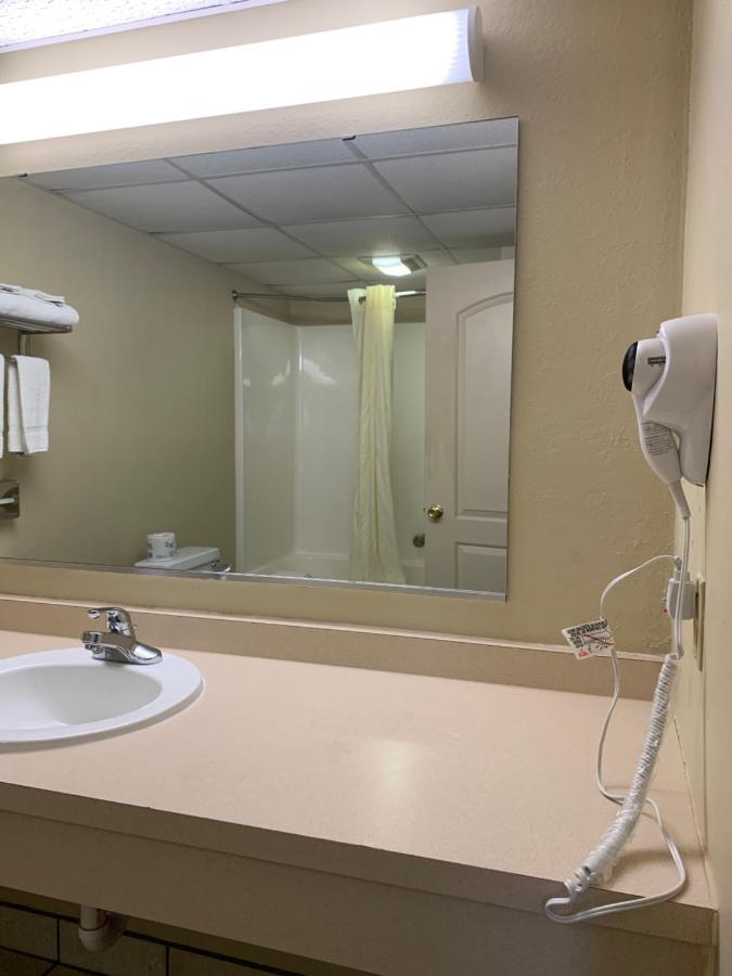 Economy Inn & Suites هانيبال المظهر الخارجي الصورة
