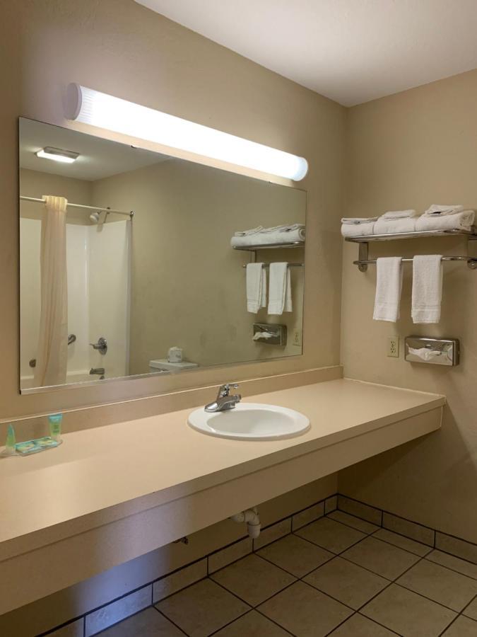 Economy Inn & Suites هانيبال المظهر الخارجي الصورة