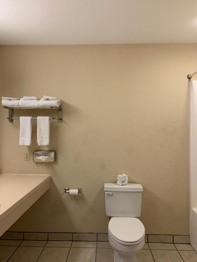 Economy Inn & Suites هانيبال المظهر الخارجي الصورة