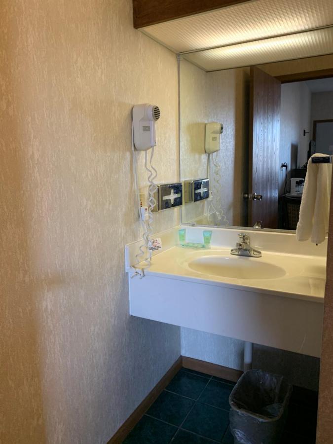 Economy Inn & Suites هانيبال المظهر الخارجي الصورة